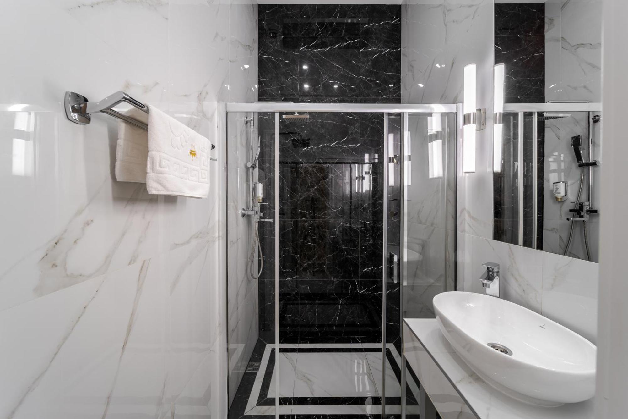 Royal Stylish Apartment In The Old City Lviv Ngoại thất bức ảnh