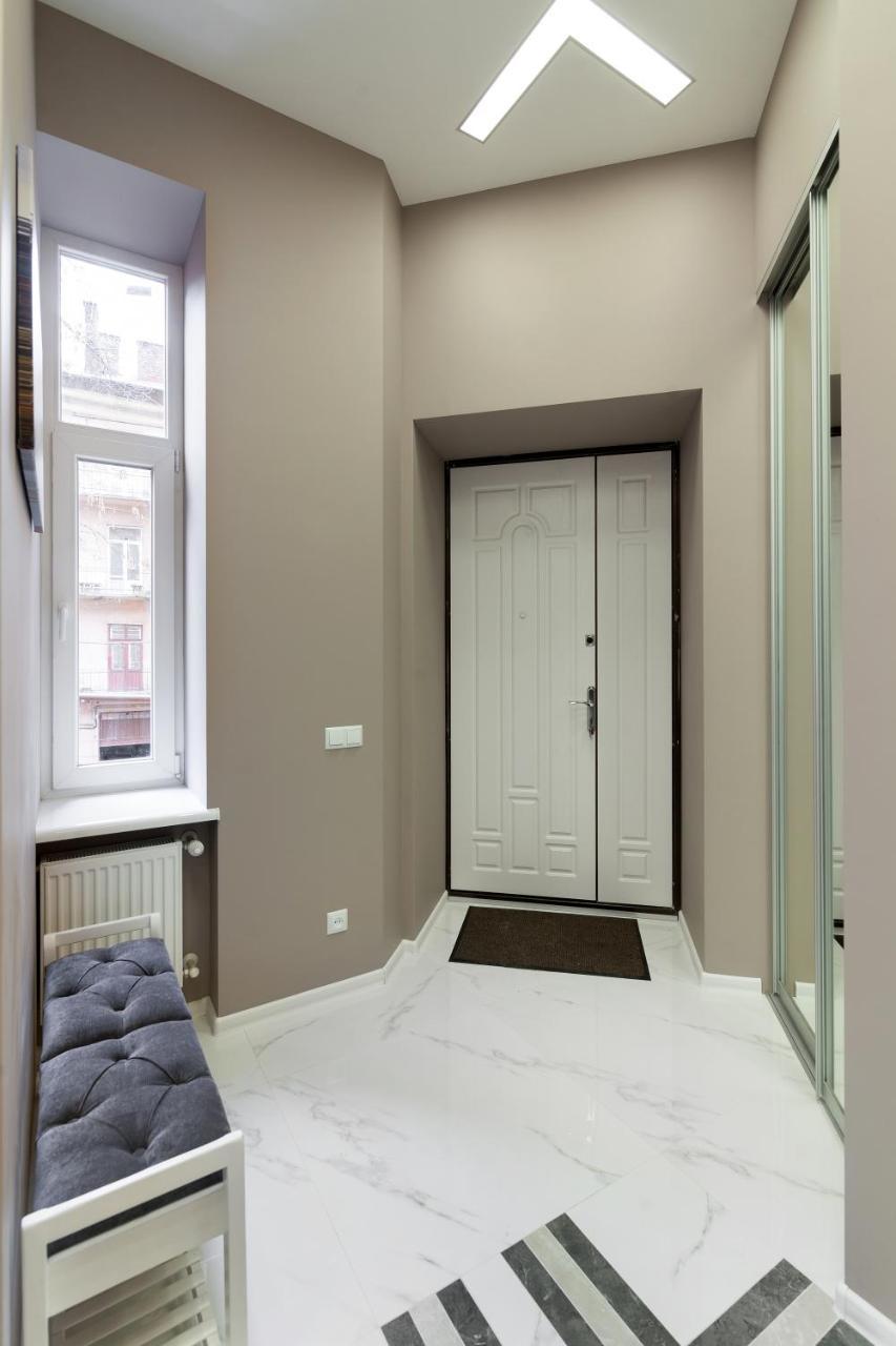 Royal Stylish Apartment In The Old City Lviv Ngoại thất bức ảnh