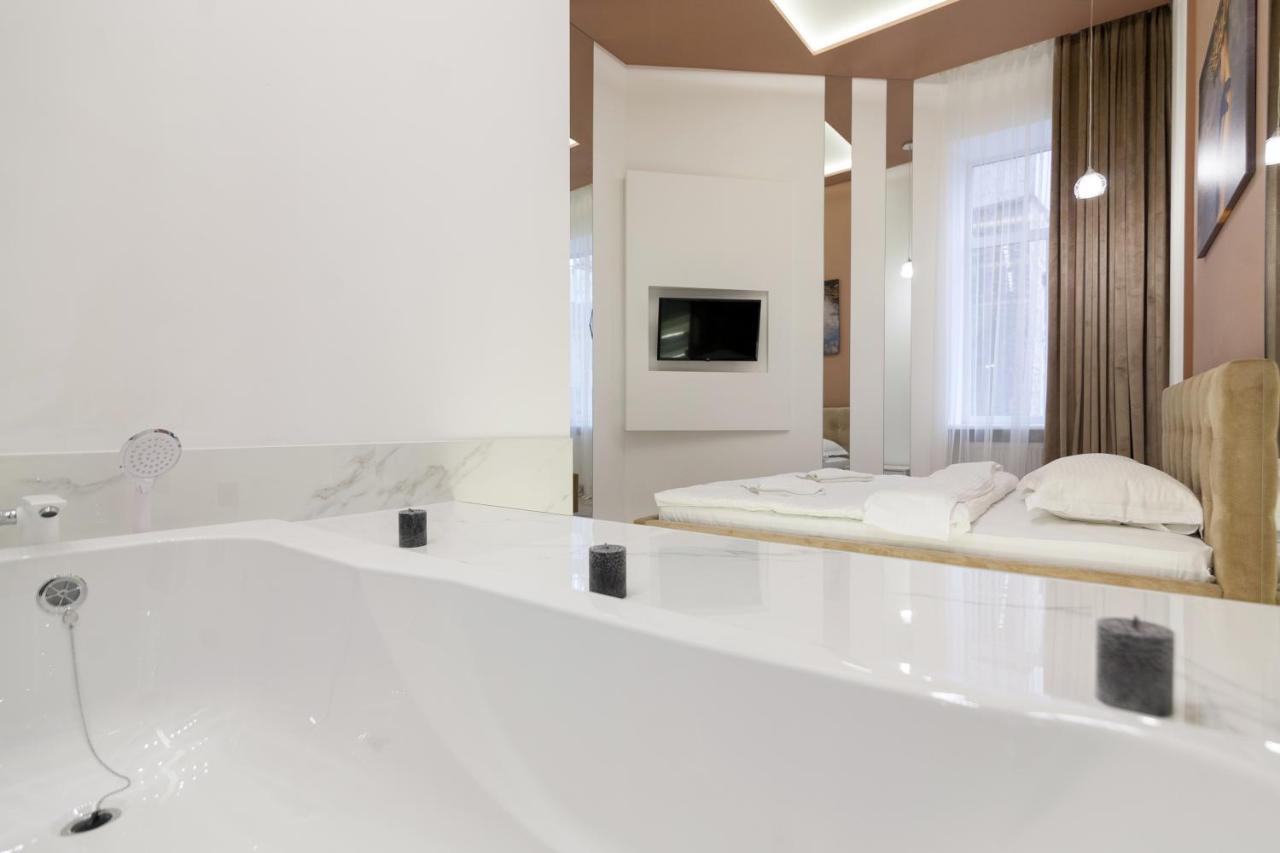Royal Stylish Apartment In The Old City Lviv Ngoại thất bức ảnh